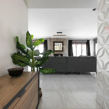 Maison De Luxe, Nilie Hospitality Mgmt